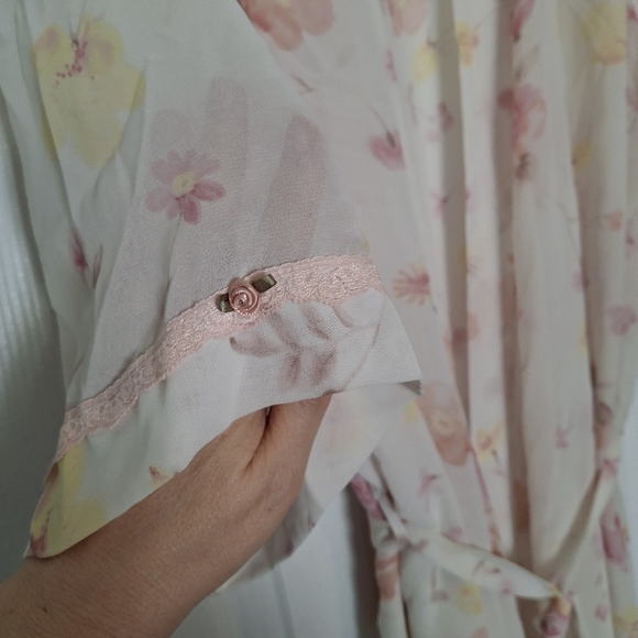 Beautiful Floral Sheer Robe - Picture 4 of 10